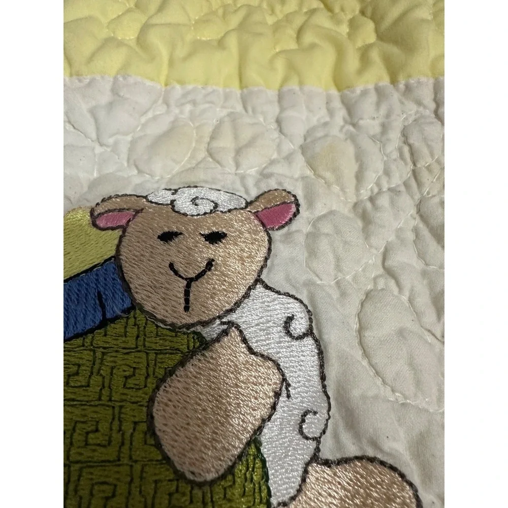 vtg handmade baby quilt with sheep‎
